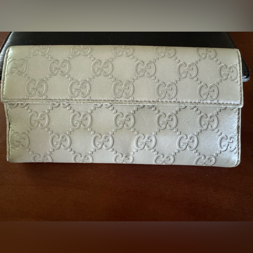 Gucci White Embossed Logo Wallet